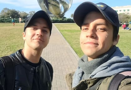 Joel y Brian Cazeneuve los gemelos que triunfaron en Disney, tomaron vuelo propio y hoy tienen su show infantil en Calle Corrientes