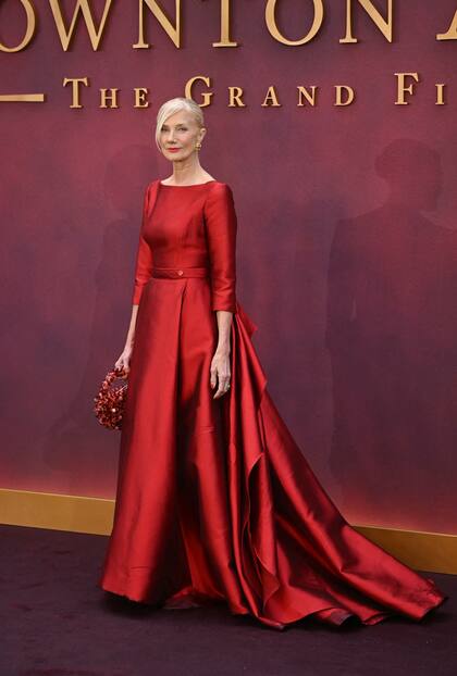 Joely Richardson, una de las grandes incorporaciones, dio cátedra de elegancia en la alfombra roja con un vestido colorado