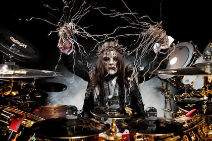 Joey Jordison y una de sus macabras máscaras durante los conciertos de Slipknot; el músico de 46 años murió mientras dormía