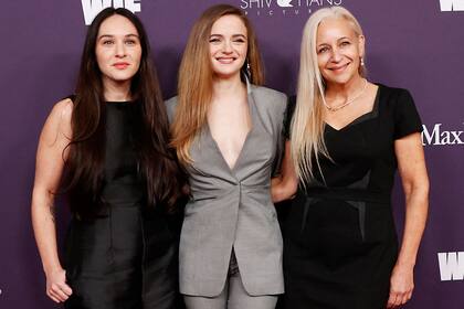 Joey King fue honrada con el premio Max Mara Face of the Future por su impresionante trabajo como actriz y productora dentro de la industria cinematográfica. La actriz recibió esta mención acompañada por su hermana Kelli y su madre, Jamie