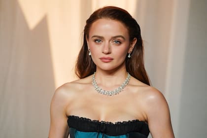 Joey King lució un vestido de Miu Miu y joyas de Bulgari