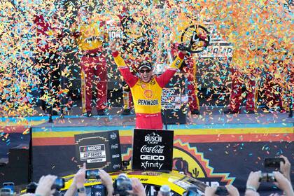Joey Logano celebra después de ganar la Copa NASCAR al ser primero en la carrera de Phoenix y coronarse campeón por segunda vez, el domingo 6 de noviembre de 2022, en Avondale, Ariz. (AP Foto/Rick Scuteri)