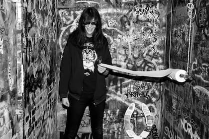 Joey Ramone retratado en un baño por Ebet Roberts