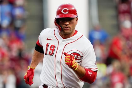 Joey Votto, de los Rojos de Cincinnati, recorre las bases luego de conectar un jonrón de tres carreras en el juego ante los Piratas de Pittsburgh, el jueves 5 de agosto de 2021 (AP Foto/Jeff Dean)