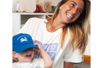 Joha, junto a su hijo, su cable a tierra.