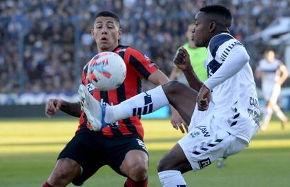Johan Carbonero hizo un golazo, el primero del éxito por 2-0; el colombiano está a punto de ser vendido a Racing.