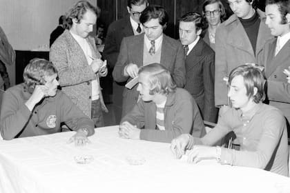 Johan Cruyff (4 de septiembre de 1970): antes de la final Intercontinental que empataron 1-1 en la Doble Visera, los futbolistas de Ajax reciben a la prensa mientras juegan a las cartas; Piet Keizer, Johan Neeskens y Cruyff en la concentración en el hotel Sheraton