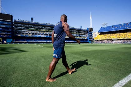 Johan Romaña caminando descalzo en la Bombonera, uno de los rituales de este defensor que tuvo una historia muy difícil y se destacó en San Lorenzo en un contexto adverso