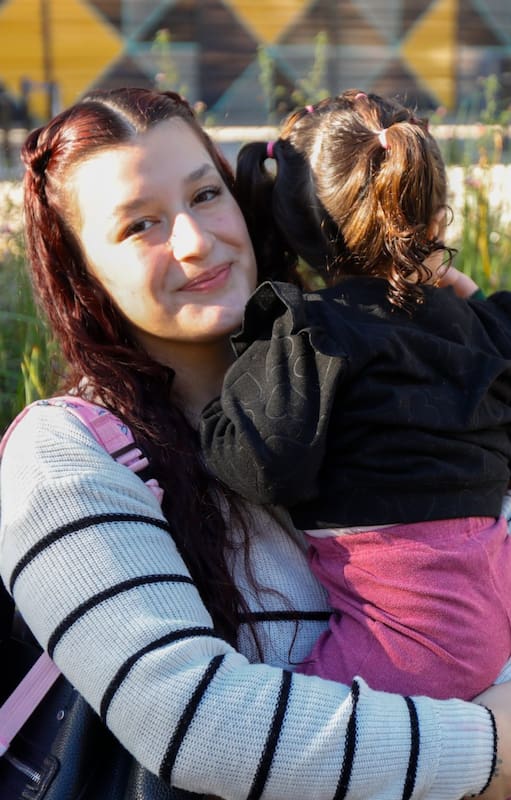 Johana quedó embarazada a los 17 años de Gianna; con el apoyo de su familia y su colegio, pudo terminar la secundaria