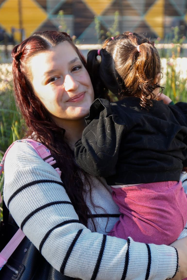 Johana quedó embarazada a los 17 años de Gianna; con el apoyo de su familia y su colegio, pudo terminar la secundaria