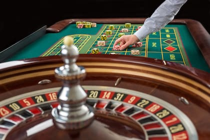 Johander Jorrin Melhen, esposo de Milagros Acosta, trabajaba en un casino y, junto con otras personas, generó vales de créditos falsos en máquinas de juegos