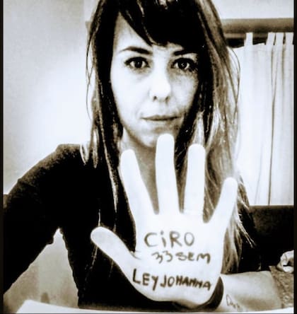 Johanna recuerda el nombre de su hijo, Ciro, fallecido en el vientre materno a las 33 semanas de gestación. En la clínica donde sufrió la pérdida le entregaron el cuerpo de su hijo como NN, en una caja de cartón