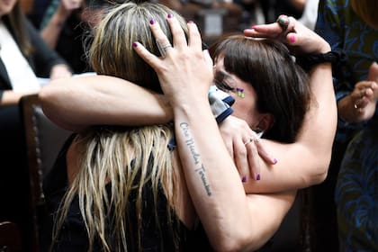 Johanna se abraza con una compañera luego de que la "ley Johanna" obtuviera media sanción en Diputados