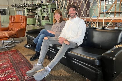 Johanna y Sebastián Poliszuk, nietos del dueño de la fábrica, reciclaron el viejo edificio de Paternal, tanto desde lo espacial como a partir de lo conceptual.