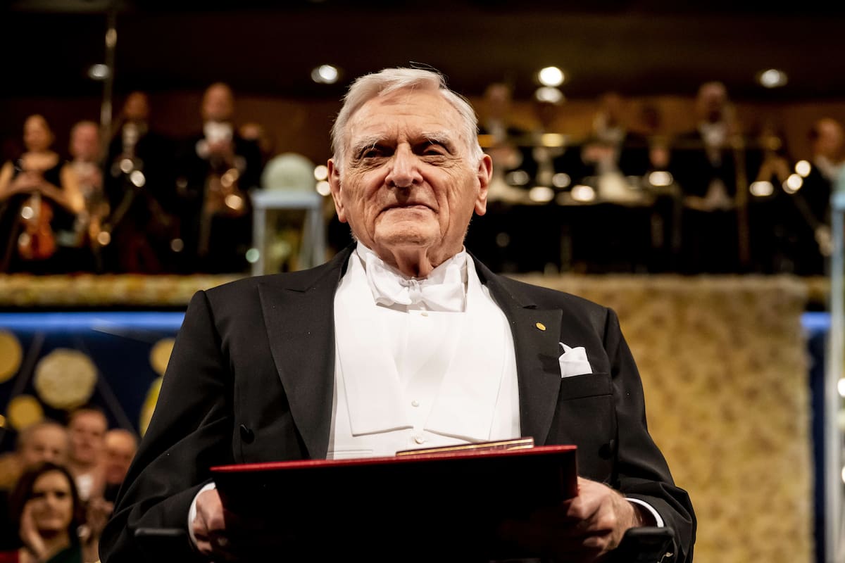 John B. Goodenough en 2019, cuando recibió el premio Nobel de Química por el desarrollo de la batería recargable de iones de litio