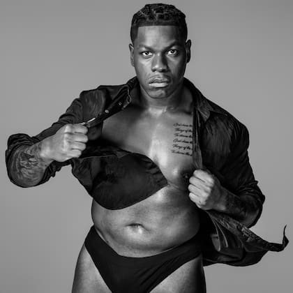 John Boyega en su imagen "de estudio" para The Cal25