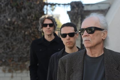 John Carpenter junto a su hijo Cody y su ahijado Daniel, con quienes lleva editados tres discos (Crédito: IG @johncarpenterofficial)