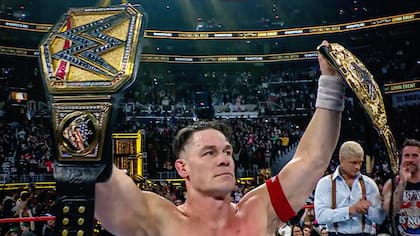 John Cena recibió los títulos de CM Punk y Cody Rhodes y los levantó una última vez en su retiro