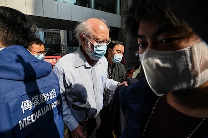 John Clancey, un abogado estadounidense del bufete de abogados Ho Tse Wai and Partners que es conocido por asumir casos de derechos humanos es llevado por la policía después de que fue arrestado bajo la ley de seguridad nacional en Hong Kong el 6 de enero de 2021