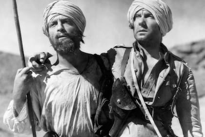 John Clements y Ralph Richardson en la versión fílmica de Las cuatro plumas (1939)
