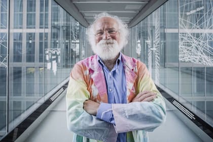 John Cohn con el guardapolvo con el que compone su imagen de científico loco