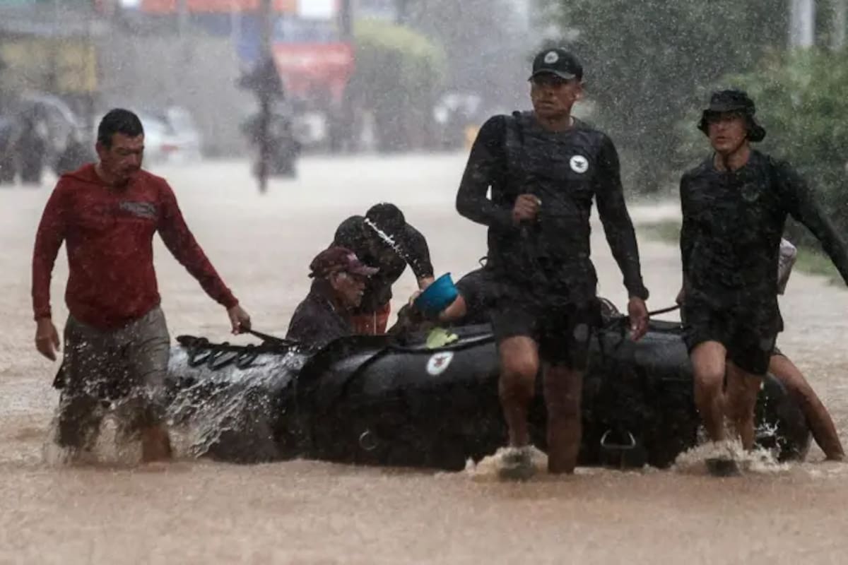 John continuó su trayectoria en tierra, donde se debilitó a tormenta tropical a medida que se internaba en la región montañosa del sur de México; pero entonces cambió su rumbo y dio un giro que lo llevaría de nuevo a las aguas del Pacífico el martes