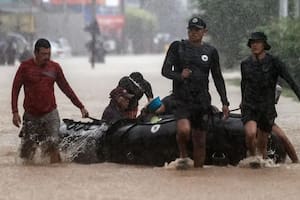 John continuó su trayectoria en tierra, donde se debilitó a tormenta tropical a medida que se internaba en la región montañosa del sur de México; pero entonces cambió su rumbo y dio un giro que lo llevaría de nuevo a las aguas del Pacífico el martes