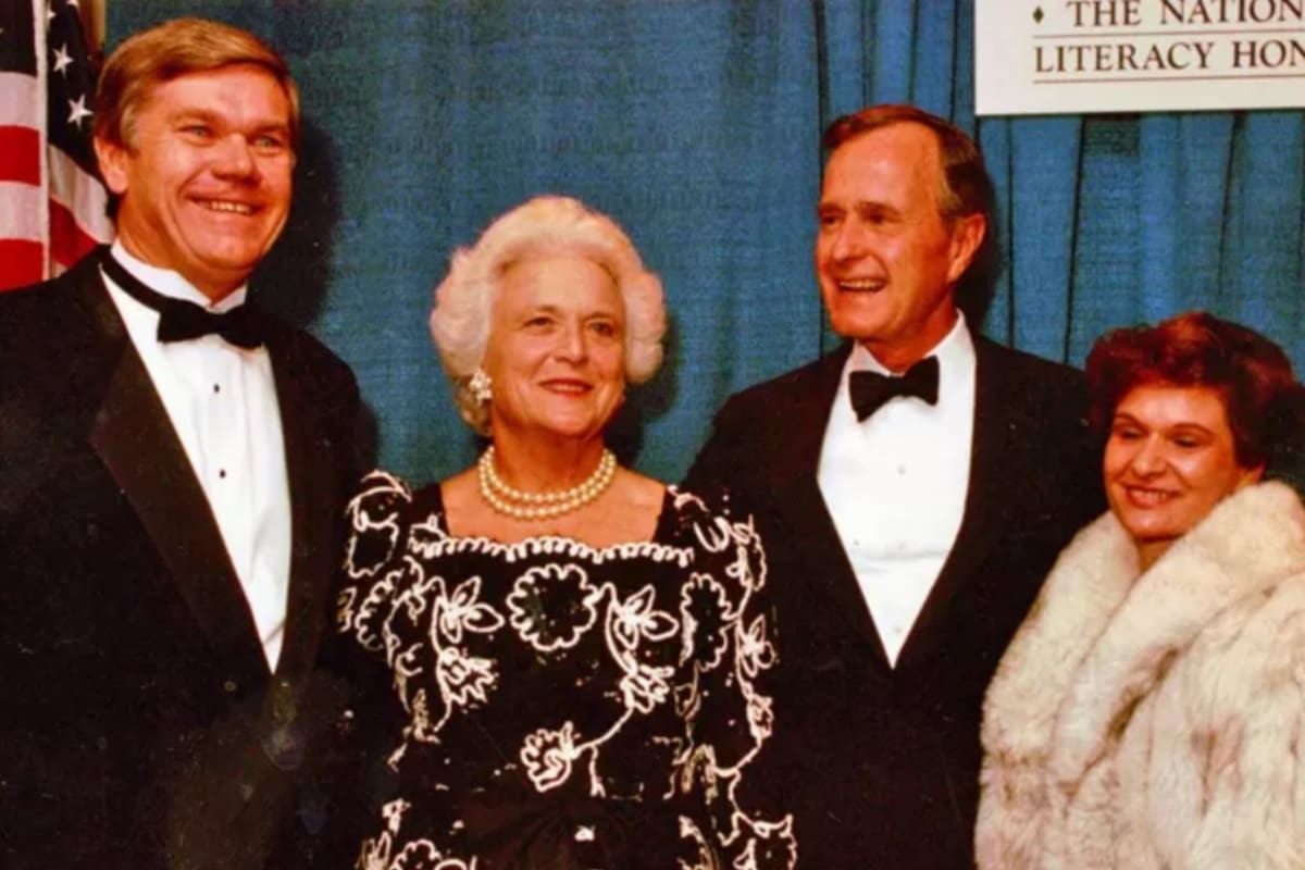 John Corcoran en un encuentro con el vicepresidente de Estados Unidos George Bush y su esposa Bárbara Bush