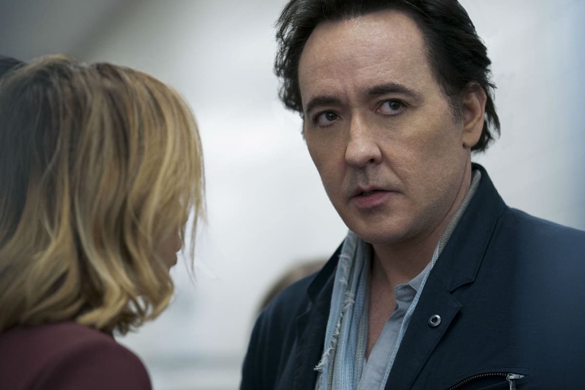 John Cusack le contó a LA NACION que aceptó desembarcar en el mundo televisivo por su admiración por la escritora, guionista y showrunner Gillian Flynn
