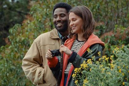 John David Washington y Alicia Vikander en Beckett