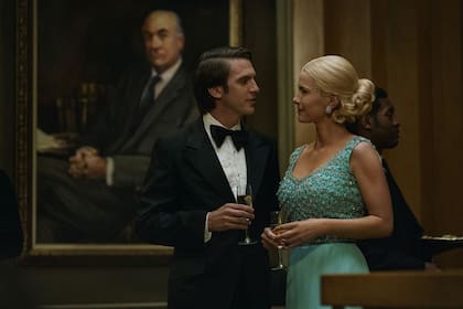 John Dean (Dan Stevens) y Maureen Kane (Betty Gilplin) formaron una pareja clave en la revelación del Watergate y en el retrato del entorno de Nixon en la Casa Blanca.