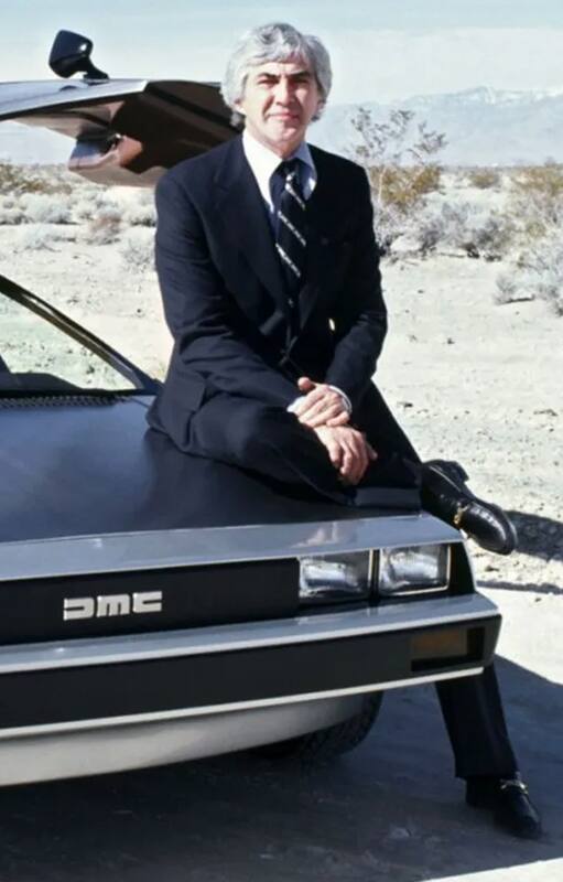 John DeLorean con el auto al que bautizó con su nombre y con el que pensaba revolucionar el mercado