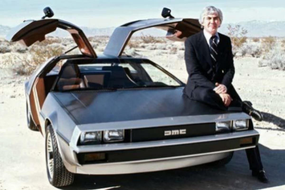 John DeLorean junto al auto que creó