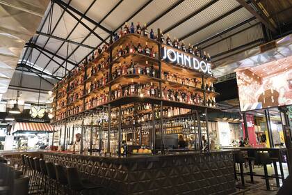 John Doe invita a su barra.