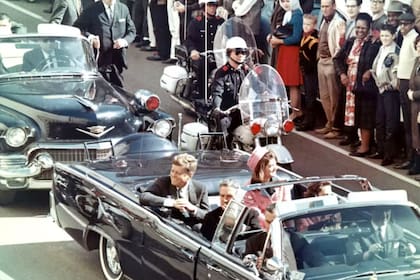 John F. Kennedy, durante su paso por Dallas, segundos antes de ser asesinado, el 22 de noviembre de 1963