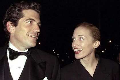 John F Kennedy Jr. junto a Carolyn Bessette-Kennedy.