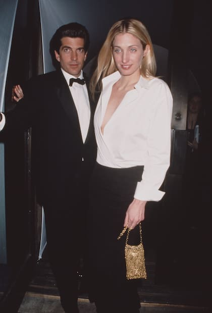 John F. Kennedy Jr. y Carolyn Bessette-Kennedy en 1995 (Photo by Rose Hartman/Getty Images)