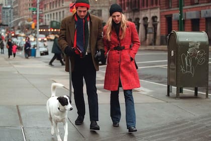 John F. Kennedy Jr. y Carolyn Bessette por las calles de Nueva York, con su perro Friday