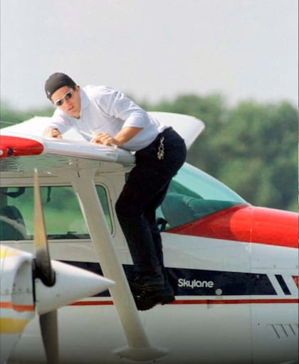 John F. Kennedy Jr. y su avión Cessna antes de partir hacia Hyannis Sport en 1998. Un año después, justo seis meses antes del trágico accidente, Kennedy se compró un Piper Saratoga