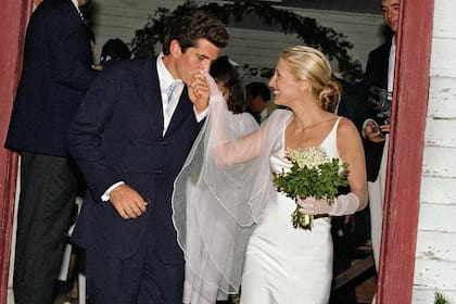 John F. Kennedy y Carolyn Bessette en su boda