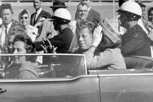John Fitzgerald Kennedy, junto a su esposa Jackie, el 22 de noviembre de 1963, en Dallas