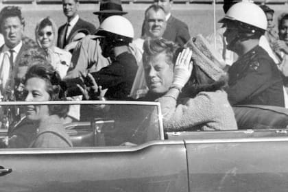 John Fitzgerald Kennedy, junto a su esposa Jackie, el 22 de noviembre de 1963, en Dallas