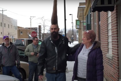 John Grisamore, de Minessota, se dejó crecer el pelo desde 2014 para convertirse en el rey de las crestas