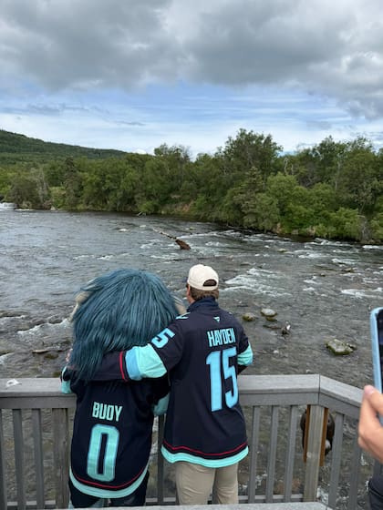John Hayden y Buoy durante la visita a Brook Falls (X/@SEAbuoy)