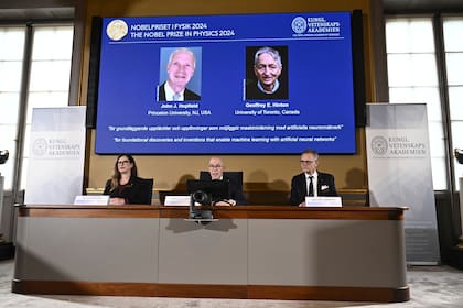 John Hopfield y Geoffrey Hinton aparecen en la pantalla en la conferencia de prensa en la que se anuncia que han ganado el Nobel de Física