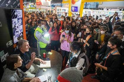 John Katzenbach, autor de "El club de los psicópatas" se reencontró con sus fieles seguidores y firmó ejemplares en el stand de Penguin Random House, donde se ubicó en la lista de los más vendidos del grupo