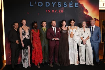 John Leguizamo, Charlize Theron, Lupita Nyong'o, Tom Holland, Matt Damon, Anne Hathaway, Zendaya, la productora Emma Thomas y el director Christopher Nolan posan en la avant premiere de La Odisea en Paris