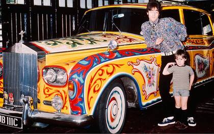 John Lennon y su Rolls-Royce Phantom V. Lo compró negro y lo transformó en este “auto gitano” psicodélico con cama, televisor y heladera