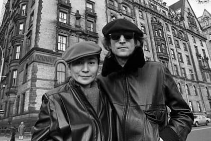 John Lennon y Yoko Ono, con el Dakota de fondo
