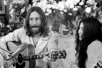 John Lennon y Yoko Ono en 1969 en el Hotel Queen Elizabeth en Montreal. La cruzada pacifista de John y Yoko dejó un himno rotundo y atemporal: "Give Peace a Chance"